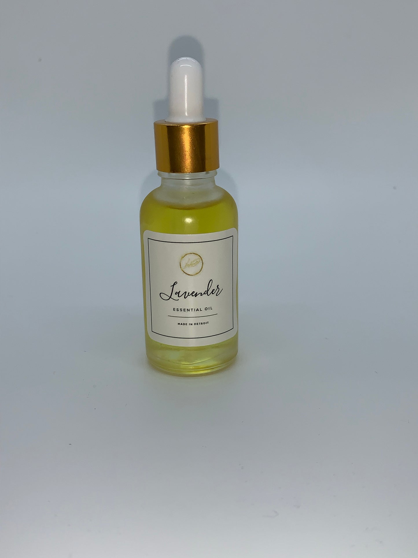 LUCKYS ESSENTIAL OIL